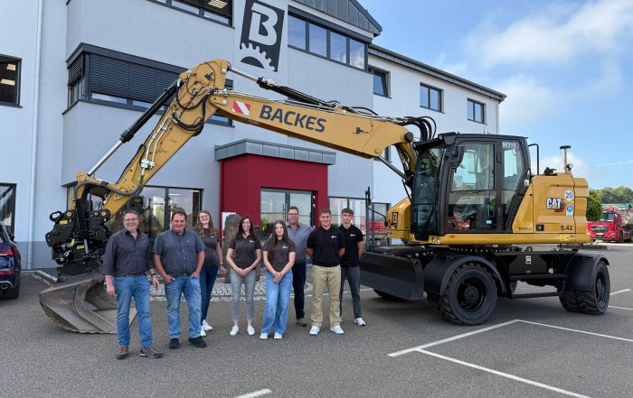 Von Links nach Rechts: Horst, Norbert, Elena, Alexandra Haas (Bauzeichnerin), Claudia Miesen (Kauffrau für Büromanagement), Thomas, Laurenz Hiltawski (Maurer), Fabian Degen (Straßenbauer)